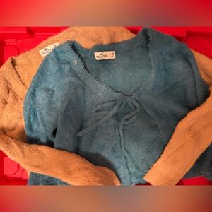 1 Bundle of 2 Hollister sweaters that tie in front. 1 tan and 1 green size XS